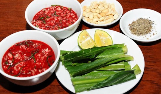 Nghi vấn hai người tử vong sau khi ăn tiết canh lợn