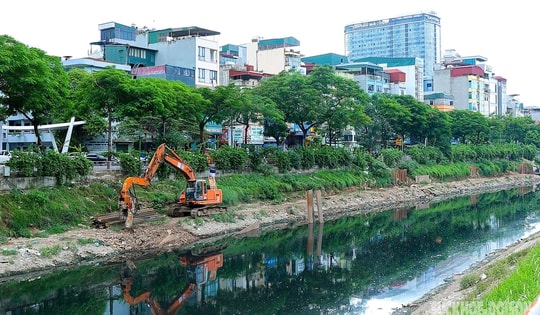 Hà Nội gấp rút 'thay áo' cho đôi bờ sông Tô Lịch