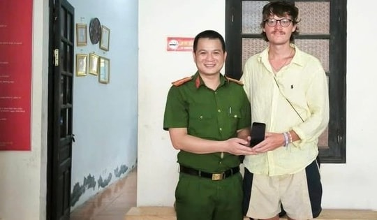 Du khách người Anh xúc động khi Công an Việt Nam 'xuyên đêm' tìm lại tài sản mình bị thất lạc

