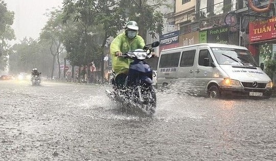 Miền Bắc mưa dông kèm oi nóng