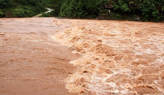 Tiếp tục tìm kiếm nạn nhân bị lũ cuốn trôi ở Phú Thọ