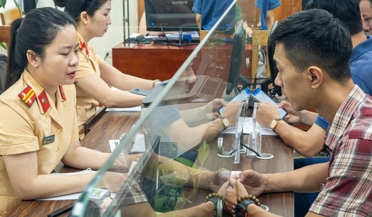 Người dân nói gì khi đi đăng ký xe ở xã, phường nơi mình không cư trú?