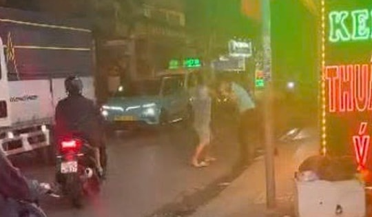 Tài xế công nghệ bị hành hung bằng mỏ lết giữa đường