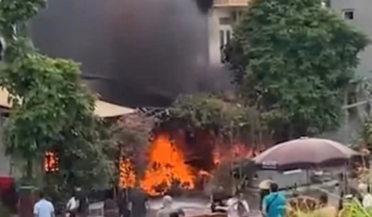 Cháy lớn tại xưởng gỗ ở Phù Đổng, Hà Nội