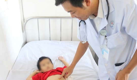 Búi tóc nặng gần nửa cân nằm trong bụng bé trai 5 tuổi