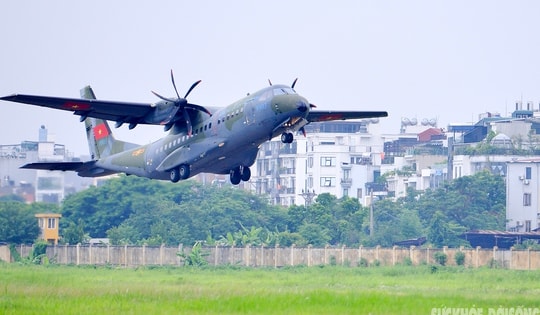 Sau 40 năm đội hình máy bay vận tải Casa lại 'sải cánh' trên bầu trời Hà Nội