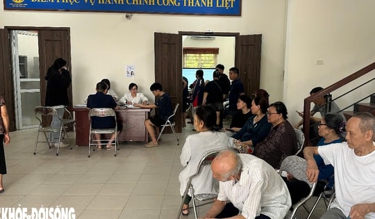 Người già không có lương hưu phấn khởi khi được nhận trợ cấp