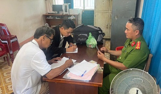 Đà Nẵng: Đi chợ nhặt được túi xách có 150 triệu đồng, người dân nhanh chóng giao nộp Công an để trả lại người đánh rơi