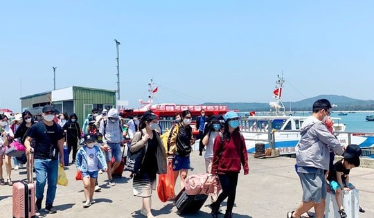 Bão có thể vào Vịnh Bắc Bộ cuối tuần: Có nên hủy chuyến du lịch Cát Bà – Hạ Long – Cô Tô?