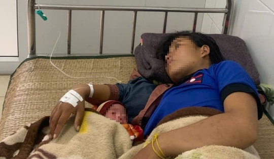 Cán bộ y tế vùng biên hỗ trợ thai phụ người Lào 'vượt cạn' giữa rừng