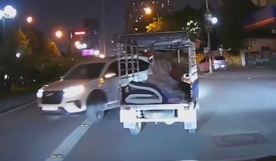 Nhân chứng kể lại khoảnh khắc thoát nạn trước khi xảy ra vụ ô tô tông liên hoàn ở Hà Nội