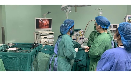 Khối u xơ tử cung khổng lồ nặng 1,2kg