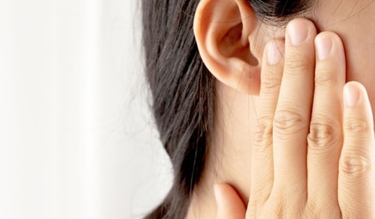 Va quẹt người khác khi ngoáy tai, người phụ nữ tổn thương thính lực