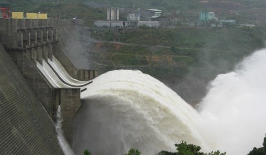 Mở tiếp cửa xả đáy thứ 3 thủy điện Hòa Bình ứng phó với mưa lớn