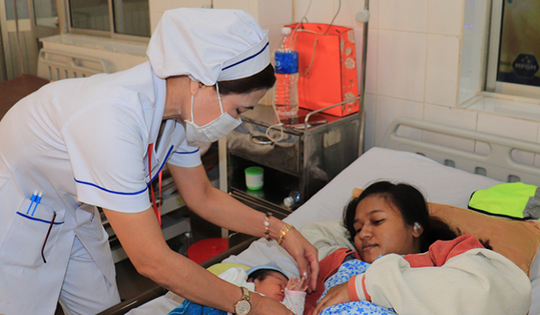 Độ ngũ hộ sinh đóng vai trò quan trọng trong chăm sóc sức khỏe bà mẹ và trẻ sơ sinh