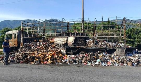 Xe tải cháy trơ khung khi lưu thông trên Quốc lộ 1A