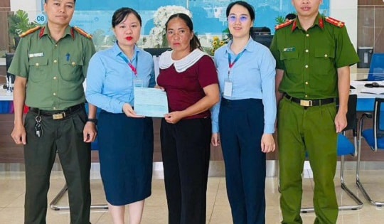 Tuyên Quang: Công an hỗ trợ người dân trả lại 500 triệu đồng tiền chuyển khoản nhầm