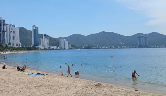 Đến Nha Trang tắm biển thế nào cho an toàn?