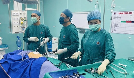 Thiếu niên 13 tuổi bị dây sắt đâm xuyên bụng gây thủng ruột non, ruột già