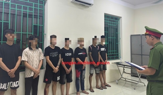 Khởi tố nhóm thanh niên chửi bới, ném vỏ chai vào xe ô tô đang lưu thông