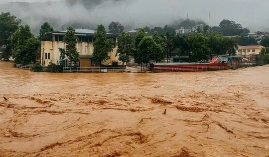 Khẩn cấp ứng phó với đợt thiên tai kép gồm gió bão và mưa kéo dài nhiều ngày
