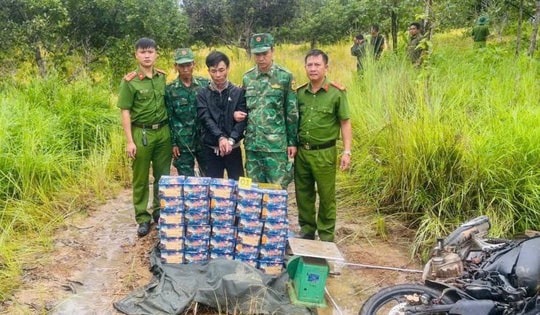 Bắt hai đối tượng đang chở pháo lậu từ Campuchia về Việt Nam