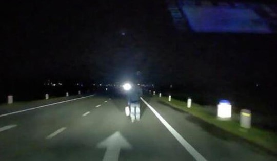 Video: Đi bộ trên đường lúc rạng sáng, người đàn ông bị xe tông tử vong