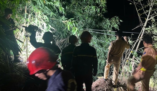 Xuyên đêm cứu hộ tài xế xe đầu kéo rơi xuống vực sâu 70m