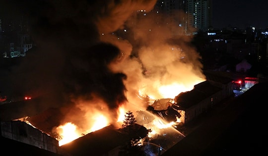 Cháy dữ dội tại kho hàng trong ngõ 389 Trương Định, nhiều tiếng nổ rung chuyển nhà dân