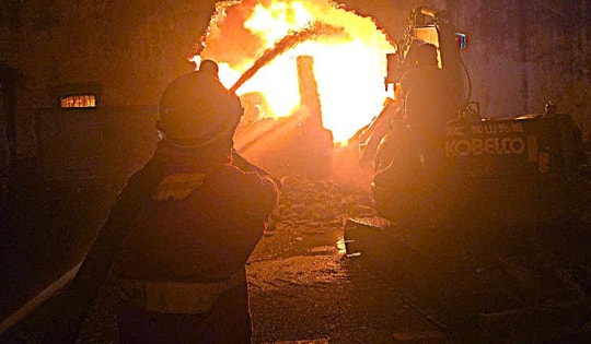 60 cảnh sát, 8 xe chữa cháy xuyên đêm khống chế hỏa hoạn xưởng 1.700m2 ở Trương Định