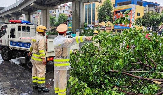 Hà Nội bất ngờ mưa lớn kèm gió giật mạnh, Công an khuyến cáo khẩn