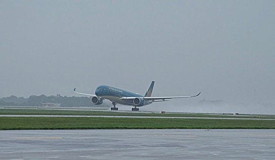 Mưa dông lớn bất ngờ làm gián đoạn 12 chuyến bay tại Nội Bài