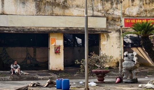 Vụ cháy nhà xưởng ở phố Trương Định: Một cán bộ chữa cháy bị ngạt khói