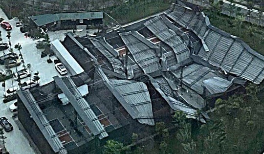 Hà Nội: Sân pickleball sập mái, nhiều ô tô bị đè hỏng trong cơn dông chiều 19/7