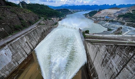 Lưu lượng nước về hạ du lớn, đề nghị Thủy điện Hòa Bình đóng 2 cửa xả đáy