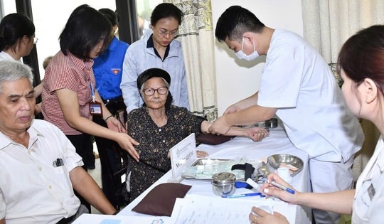 Hà Nội: Khám, tư vấn, cấp phát thuốc miễn phí cho người có công, thân nhân Liệt sĩ