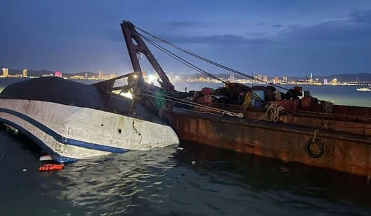 Thủ tướng yêu cầu khẩn trương tìm kiếm cứu nạn, khắc phục hậu quả vụ lật tàu ở Quảng Ninh