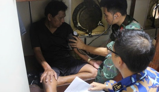 Tàu hải quân vượt sóng lớn đưa 2 ngư dân bị bệnh nặng trên biển vào đất liền