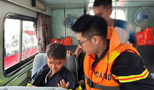 Cứu được 11 người, 6 người tử vong vụ lật tàu du lịch ở Vịnh Hạ Long