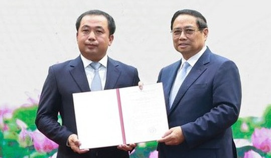 Thủ tướng trao Quyết định giao quyền Bộ trưởng Bộ NN&MT cho ông Trần Đức Thắng