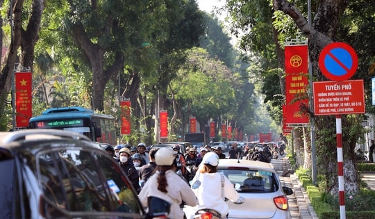 Chuẩn bị cấm xe máy xăng vành đai 1: Hà Nội đầu tư hạ tầng trạm sạc xe điện, tuyến buýt, trạm dừng đỗ như thế nào?