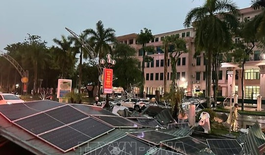 Khoảng 102.000 khách hàng ở miền Bắc bị gián đoạn sử dụng điện do dông lốc chiều 19/7