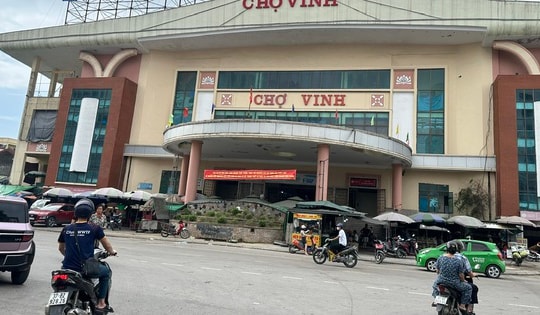 Chợ truyền thống vắng khách, tiểu thương buồn thiu như chợ chiều