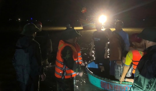 Cứu sống 34 du khách và thuyền viên bị chìm tàu trong đêm