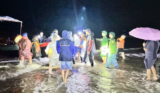 Lật thuyền trong đêm, một ngư dân mất tích