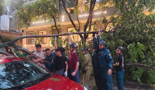 Hà Nội nguy cơ cao tái diễn dông lốc vào chiều nay