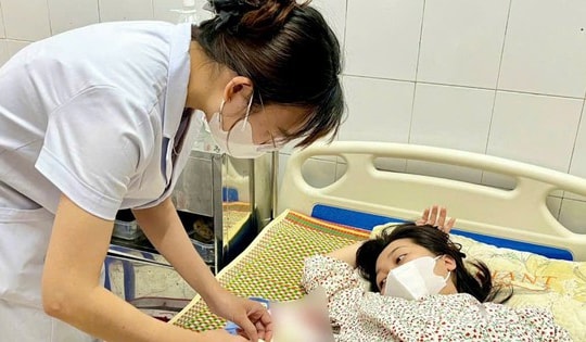 Bé trai chào đời trước cổng viện