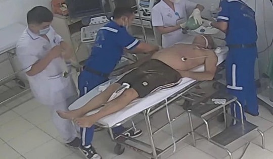 Video ‘thần tốc’ ép tim cứu người ngưng tim, ngưng thở trên bãi biển Nha Trang