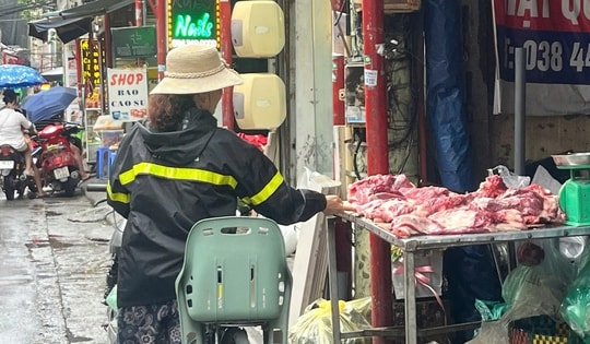 Tiểu thương 'chật vật' giữ khách trước dịch tả lợn Châu Phi