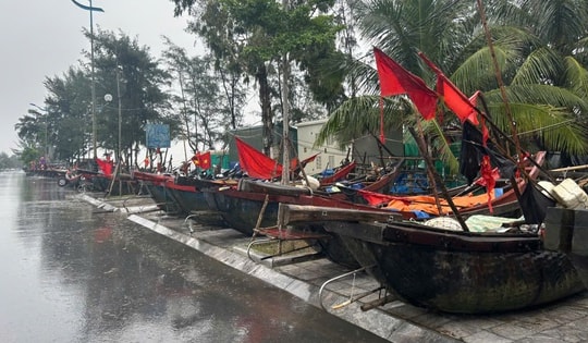 Video: Thanh Hoá đưa thuyền, bè lên đường phố tránh bão